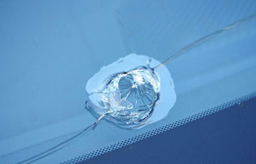Combination break with a chip and radiating cracks repaired by WindshieldHUB
